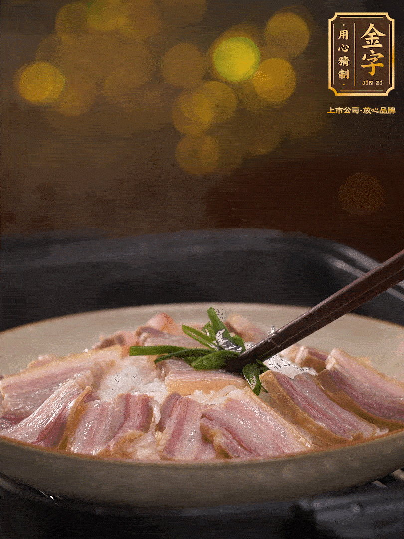 二十分鐘后關(guān)火，去除頂部的蔥段，最后撒上少許的蔥末，就完成了