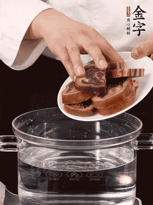 準備食材。做金銀蹄有2個關(guān)鍵點：食材上火腿當然得選足年發(fā)酵的金字火腿，新鮮豬爪最好選前腳、大小適宜的。