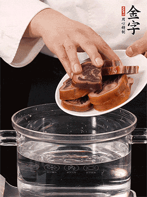 一包200g的金字火腿蹄片恰好搭配一個新鮮豬爪（豬腳）。都先加蔥姜、料酒焯水一遍，把血水清除后燉出來才能更清澈不油膩。