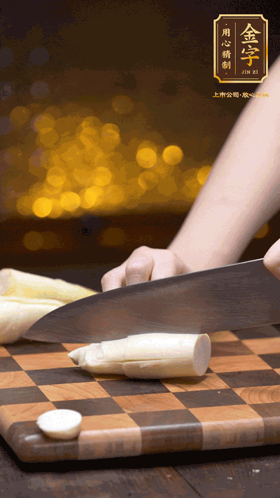 茭白剝?nèi)ネ馄ぃサ舾坷嫌膊糠?，洗凈切滾刀塊