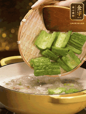 倒入熱水，和泡開的綠豆（連水）和火腿片，大火燒開燉一個小時