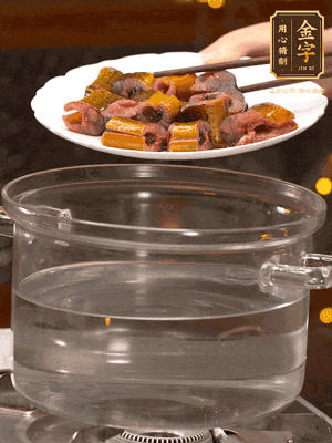 黃鱔冷水下鍋焯燙，再用清水洗凈去除腥味