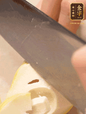 春筍切成滾刀塊，焯水去除澀味