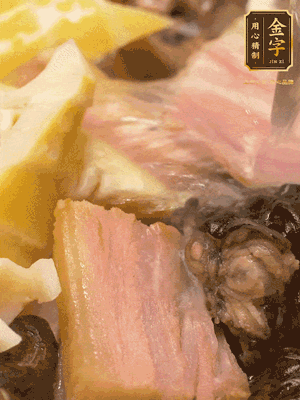 倒入滾燙的熱水，燉煮20分鐘，湯濃汁白