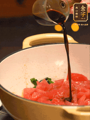 調(diào)味：1勺蠔油、1勺生抽、2轉(zhuǎn)胡椒粉和2勺番茄醬倒入400ml開水，燒至湯汁濃厚