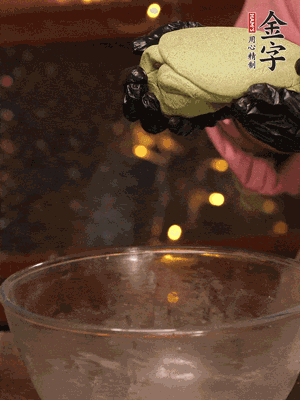 水里放點(diǎn)鹽，燒開(kāi)后放艾草，一勺小蘇打，撈出浸入涼水，打成艾草泥