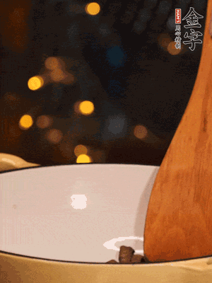 鍋中放入油，倒入醬油肉煸出油脂香味