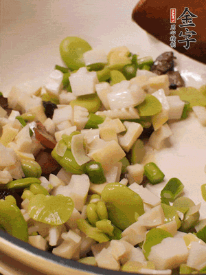 倒入蠶豆、春筍翻炒