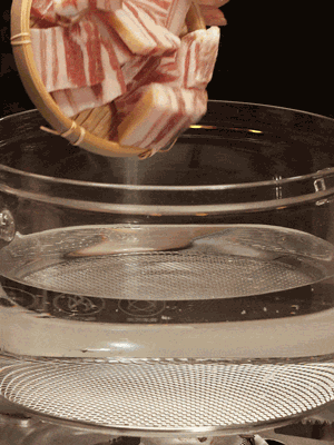 排骨、咸肉，一起下入鍋中，加入蔥，姜，料酒，倒入清水焯水清洗干凈