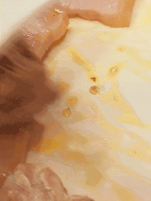 另起一鍋，將咸肉、鮮肉 翻炒出香味