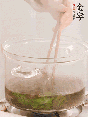 香椿焯水，變色后撈出，切成小段