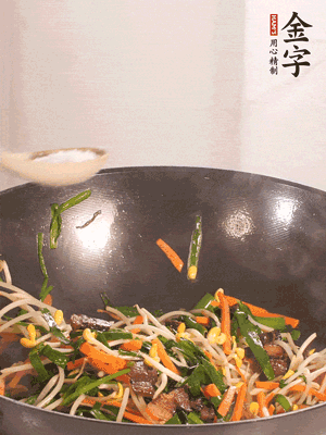 炒合菜：金字醬油肉、綠豆芽、韭菜
