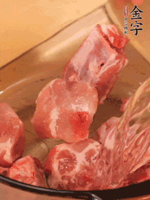 排骨冷水下鍋，加料酒、姜片，煮開(kāi)綽水