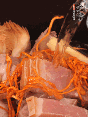 將所有食材一起倒進(jìn)鍋中，加水沒(méi)過(guò)食材，燉煮30分鐘即可