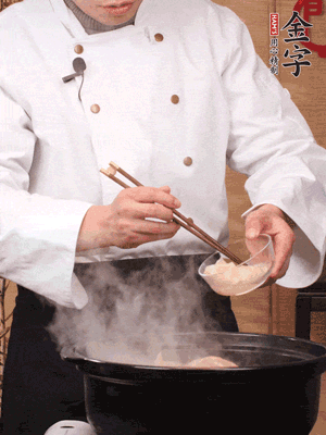 花膠、金湯放入鍋中小火再燉10分鐘