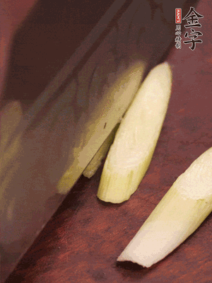 蒜白切小段，辣椒斜切圈