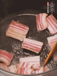 鍋中放菜籽油燒熱，下咸肉、冬筍略微煸炒