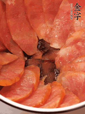 深碗涂抹豬油，頂端鋪枸杞，間隔鋪上香腸、醬油肉片