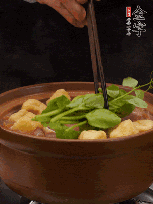 加筒骨煲的經(jīng)典配菜：金字土香腸、油豆腐、千張蓋上蓋子燜一會(huì)兒，耐心等候10分鐘。