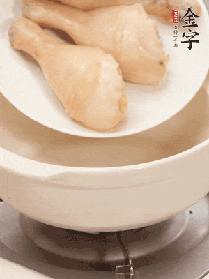 雞腿、火腿、干貝、蒜頭放入砂鍋內(nèi)燉1小時