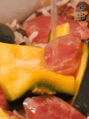 倒入溫開水，水量高出米面一個指節(jié)。