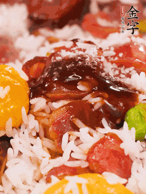 調(diào)醬汁，把蠔油：生抽：老抽：香油按1:2:1:0.5的比例。