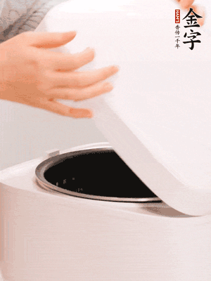 泡發(fā)香菇的水和調(diào)好的醬汁混合在一起，倒入電飯煲中，煮飯。