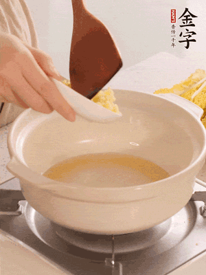 鍋里留少量底油煸香火腿和姜末。