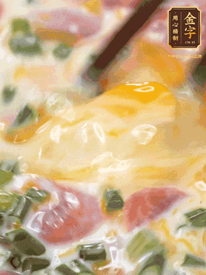 三個(gè)全蛋中加適量牛奶、鹽、黑胡椒粉、臘腸、蔥花攪拌均勻