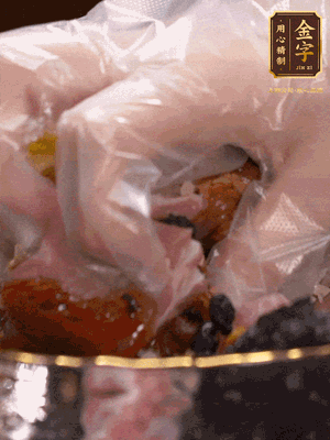 排骨洗凈后（蠔油、生抽、老抽、鹽、糖、淀粉、豆豉、蒜蓉、姜絲）腌制30分鐘