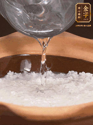 砂鍋底部刷一層油，加入大米和開水，水高1cm,大火燒開后轉(zhuǎn)中火煲5分鐘，到水微收干