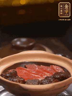 鋪上臘腸和排骨，鍋邊淋一圈油，小火煲10分鐘