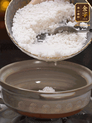 鍋底刷油，倒入米飯，水沒過即可，中小火燜10分鐘，戳幾個洞