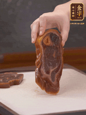 處理節(jié)瓜，刮掉表層的皮和毛，洗凈后去掉瓜蒂，切大塊