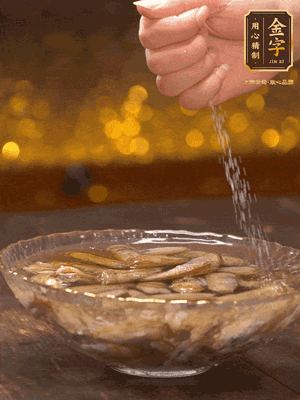 鮮活蟶子反復(fù)沖洗干凈，水中加鹽、芝麻香油浸泡30分鐘吐沙