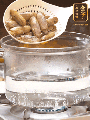 煮一鍋沸水，下蟶子汆燙30秒，撈出浸入冰水，取出蟶子肉