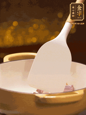 油溫7成熱，下蒜末、咸肉略微煸炒，再下絲瓜