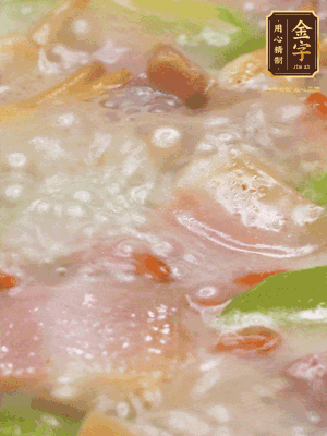 最后下蟶子，一點(diǎn)白胡椒調(diào)味，煮到白色湯汁出來。撒點(diǎn)枸杞點(diǎn)綴