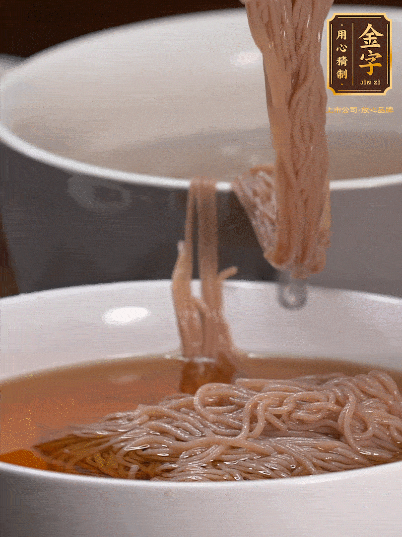 蘋果醋，一點(diǎn)鹽、糖、醬油，兌入涼白開水調(diào)成簡(jiǎn)易冷面湯，放水箱冷藏