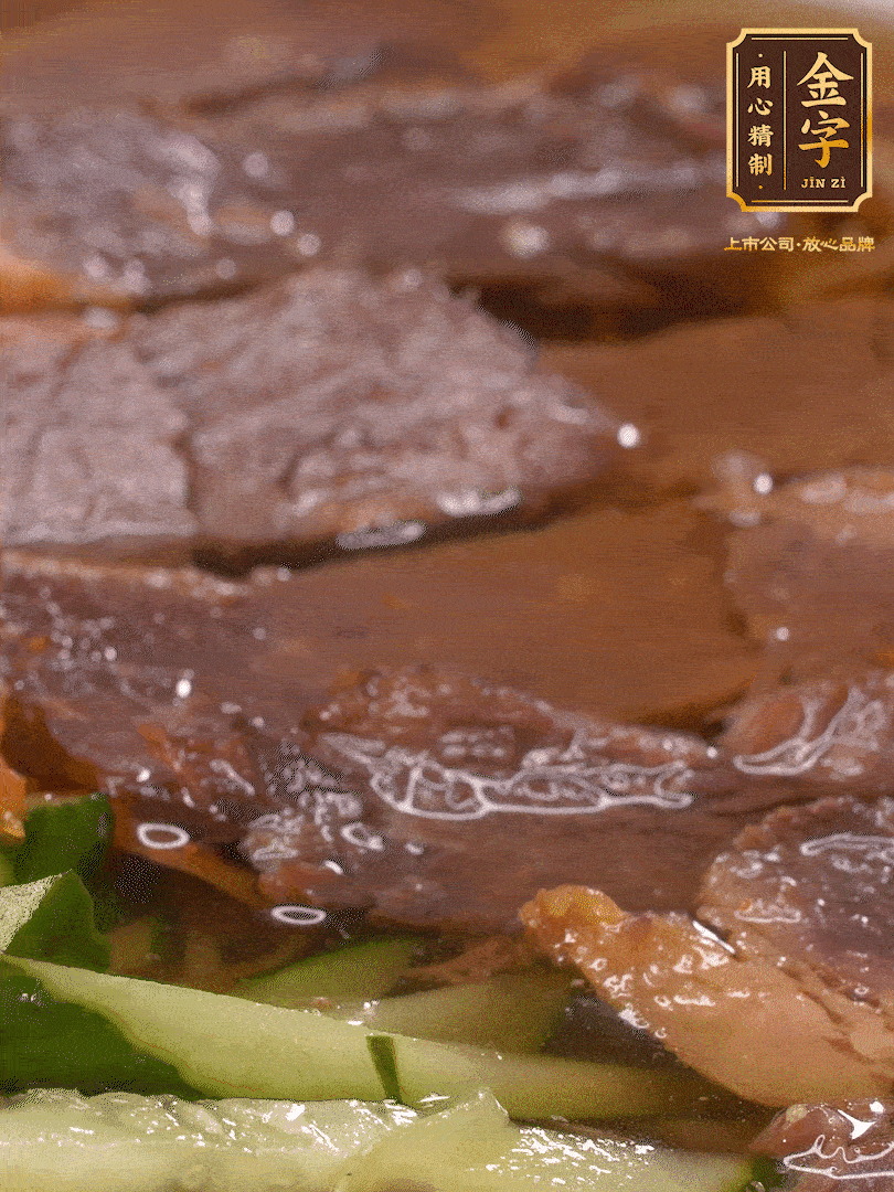 養(yǎng)麥冷面，涼水中清洗浸泡5分鐘，沸水中煮3分鐘，涼水漂洗沖涼