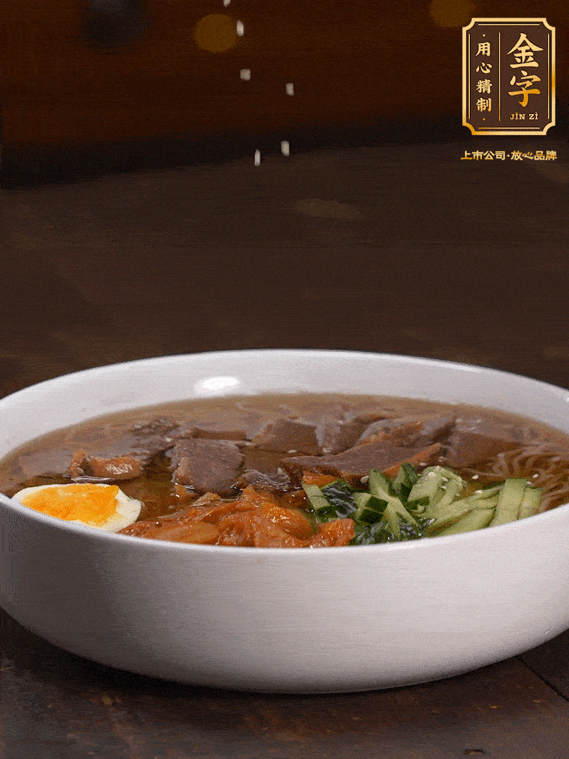 放入冰涼的冷面湯碼上黃瓜絲、泡菜、牛肉、雞蛋，撒點(diǎn)白芝麻