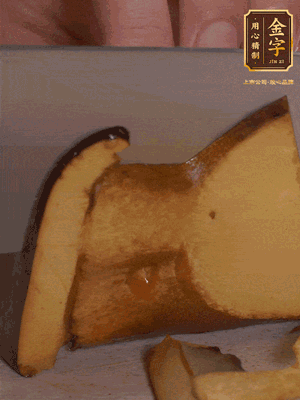 2個(gè)牛肝菌切丁，1個(gè)牛肝菌切片；金字香腸1根切丁，1根切片