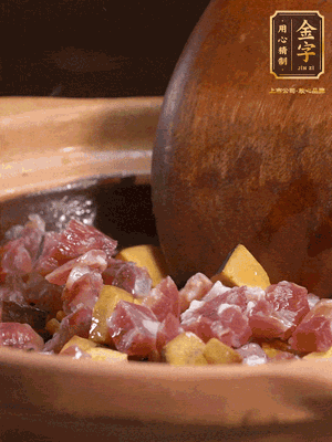 熱油下蒜片，倒入香腸丁、牛肝菌丁翻炒出香味