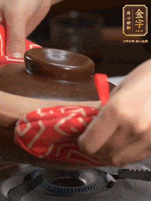 中火調(diào)成小火，鋪上香腸蓋蓋燜5分鐘。不斷轉(zhuǎn)動(dòng)瓦煲，讓側(cè)壁的飯形成飯焦