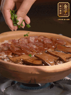 最后鋪上牛肝菌，爭(zhēng)分奪秒地倒上醬汁，撒點(diǎn)小蔥花