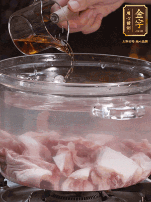 老鴨切塊，鍋里水煮開(kāi)，鴨肉加姜片、料酒焯水