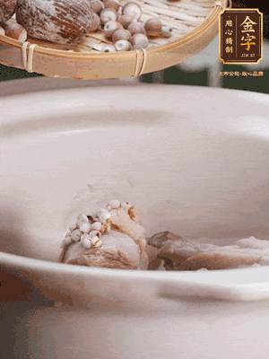 焯好水洗凈的鴨肉、薏米、芡實(shí)、蜜棗+適量水煲1小時(shí)