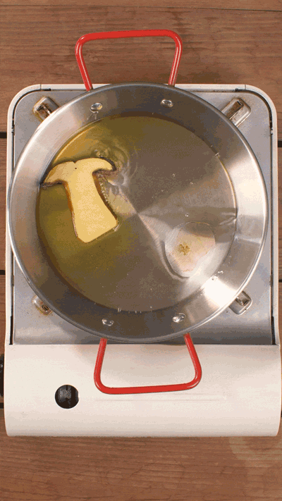 牛肝菌切片，用黃油煎熟