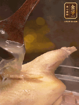 大火燒開后，撇去浮沫。轉(zhuǎn)小火燉2個(gè)小時(shí)