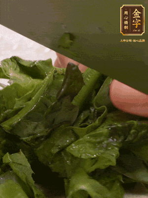 萵筍去皮切丁，萵筍葉切碎